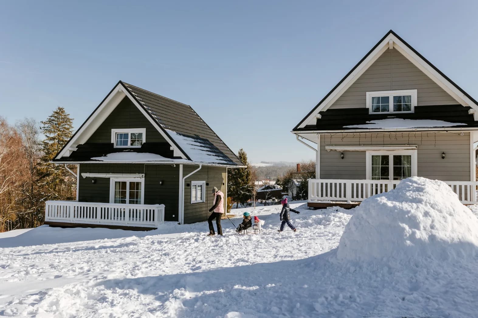 Dwa domki z zewnątrz