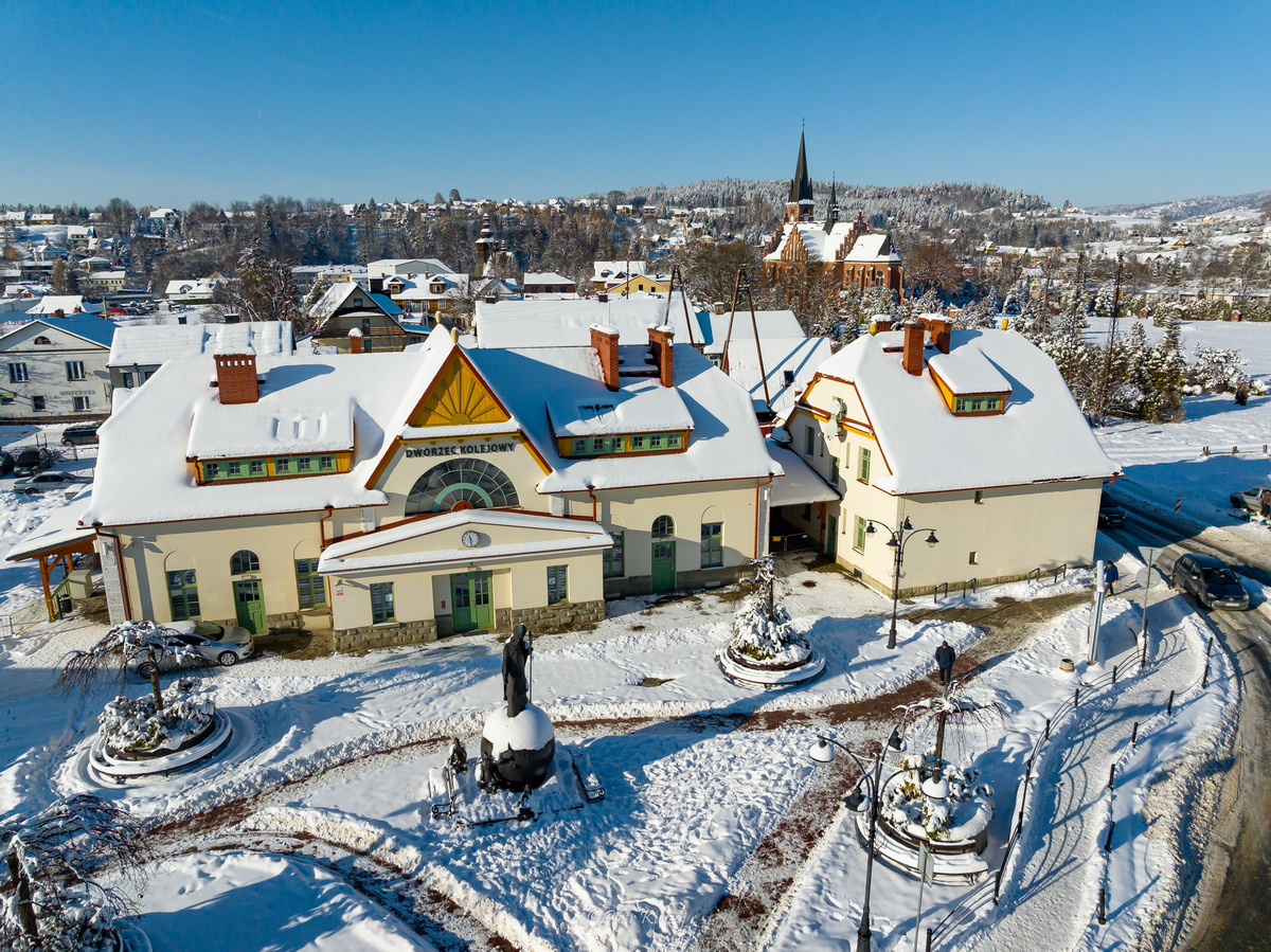 Zabytkowy dworzec kolejowy i pomnik św. Mikołaja w Rabce