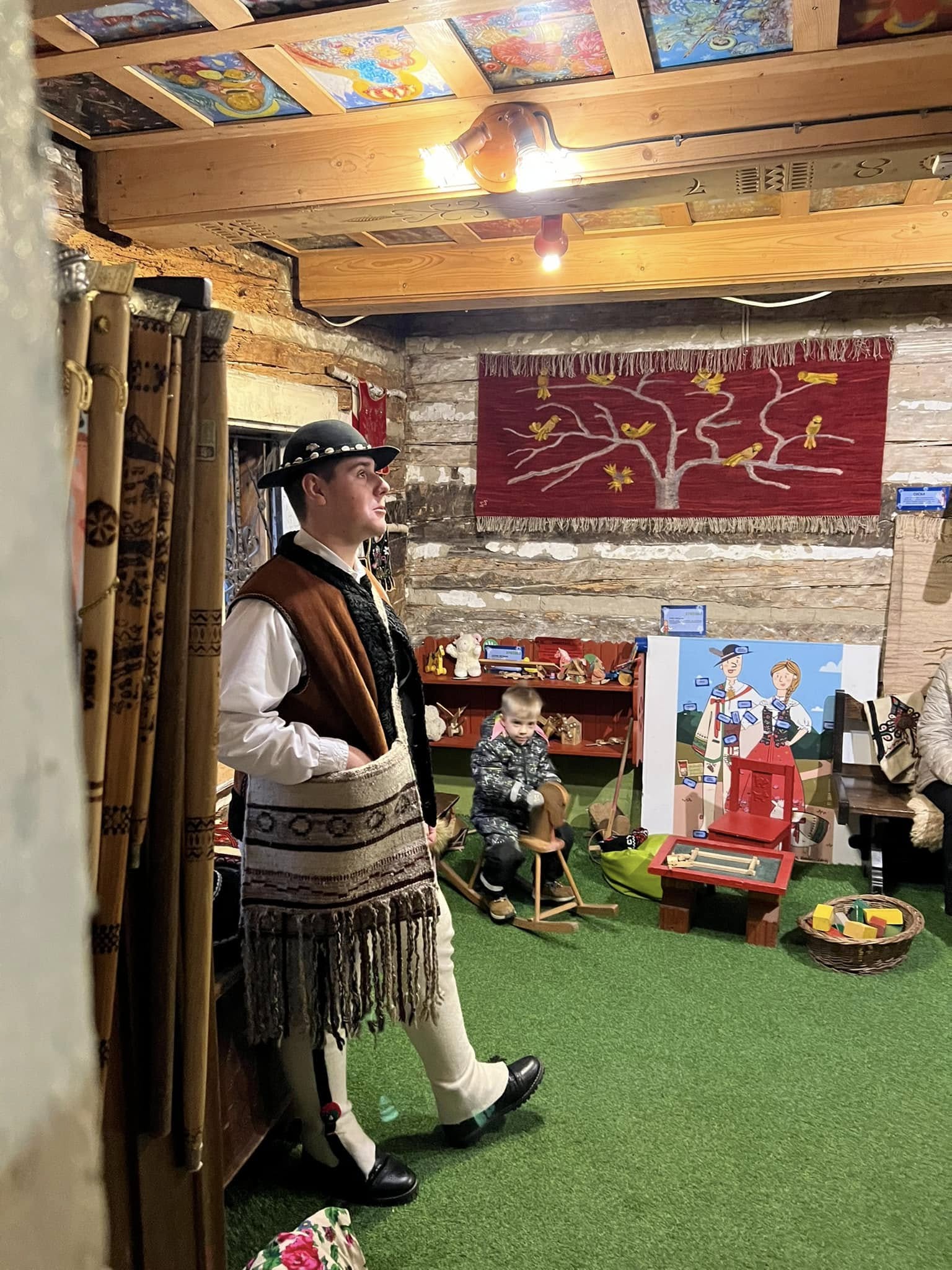 Muzeum Górali i Zbójników — drewniana chata w Rabce-Zdroju