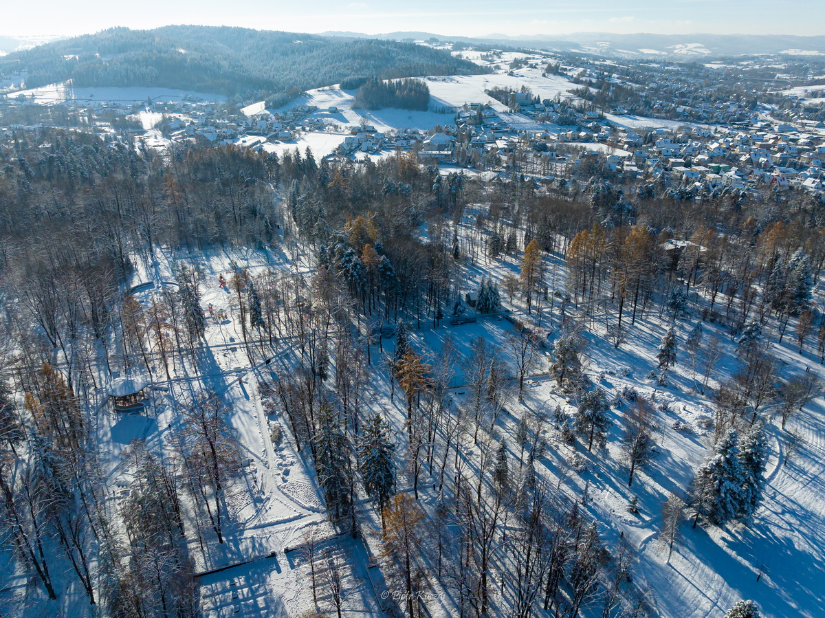 Park Zdrojowy w Rabce zimą — widok z góry
